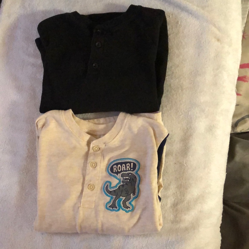 2 long sleeve tees